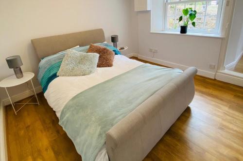 Ένα ή περισσότερα κρεβάτια σε δωμάτιο στο 1 bed-Sleeps 4-Garden-Near Snetterton Circuit