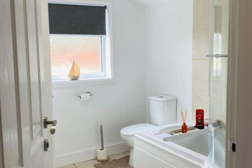 Ένα μπάνιο στο 1 bed-Sleeps 4-Garden-Near Snetterton Circuit