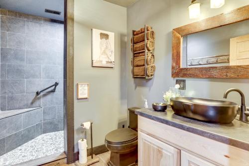 Ένα μπάνιο στο 6 Mi to Main Street Dog-Friendly Home in Dover!