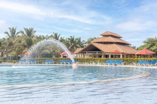 una fontana nel mezzo di una piscina in un resort di Royal Decameron Punta Sal - ALL INCLUSIVE a Canoas De Punta Sal