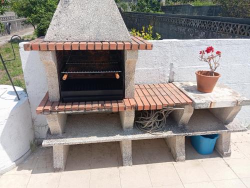 オ・グローベにあるApartamentos Albizia, Ideales para familias con niñosの上にプランターが置かれたベンチ