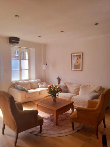 un salon avec un canapé et une table dans l'établissement Le gîte de La Touche, à Pleine-Fougères