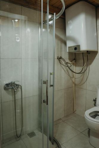 a bathroom with a shower and a toilet at Yeşil Cennet Tatil Köyü in Pazar