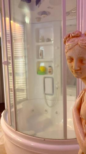 a shower with a statue of a head in front of it at B&B Villa Pina in Colleferro