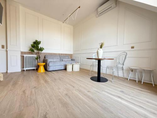 un salon avec un canapé et une table dans l'établissement Little LV1 Au cœur de l'Avenue des Champs-Elysées Arc de Triomphe, à Paris