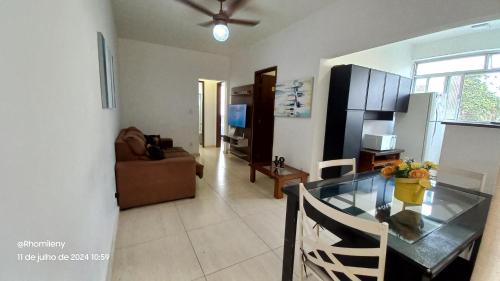 Η κουζίνα ή μικρή κουζίνα στο Apt novinho 03 qtos 350m da Praia do Forte