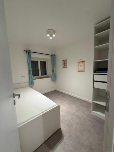 Cette chambre blanche dispose d'un comptoir et d'une fenêtre. dans l'établissement La Petite Maison, à Villars