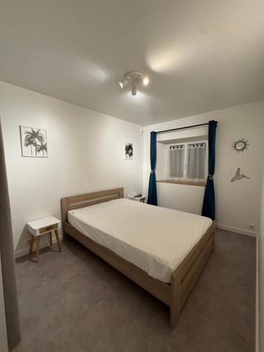 une chambre avec un grand lit et une fenêtre dans l'établissement La Petite Maison, à Villars