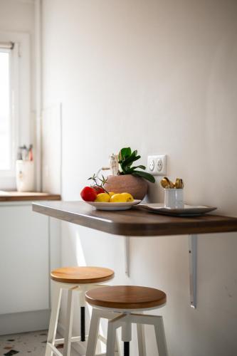 a counter with a plate of fruit and two stools at Soleil d'Or in Cagnes-sur-Mer
