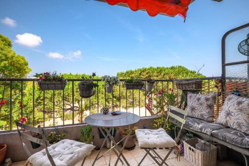 a patio with a table and chairs on a balcony at Soleil d'Or in Cagnes-sur-Mer