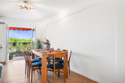 a dining room with a wooden table and chairs at Soleil d'Or in Cagnes-sur-Mer