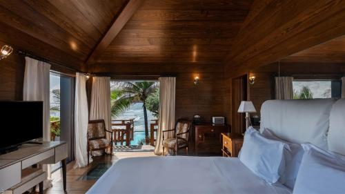 Ένα ή περισσότερα κρεβάτια σε δωμάτιο στο Oceanfront Serenity with Jacuzzi and Heated Swimming Pool