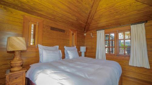 Ένα ή περισσότερα κρεβάτια σε δωμάτιο στο Oceanfront Serenity with Jacuzzi and Heated Swimming Pool