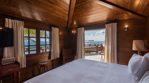 Ένα ή περισσότερα κρεβάτια σε δωμάτιο στο Oceanfront Serenity with Jacuzzi and Heated Swimming Pool
