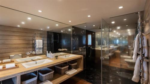 Ένα μπάνιο στο Oceanfront Serenity with Jacuzzi and Heated Swimming Pool
