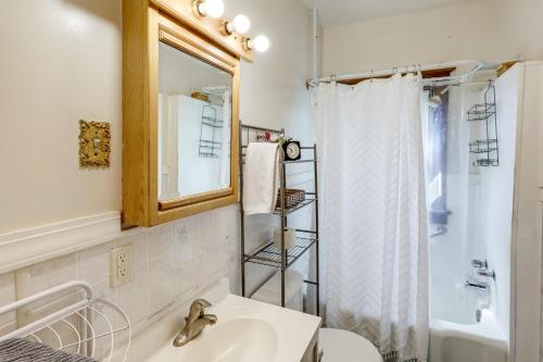 リンカーンにある1 Mi to UNL Group Getaway with Game Areaの洗面台とシャワー付きのバスルーム