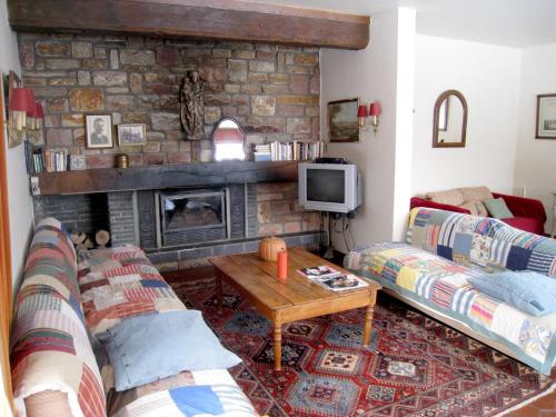 TV a/nebo společenská místnost v ubytování Rustic Retreat in Houvegné