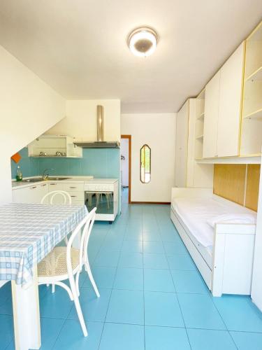 a kitchen and a bedroom with a bed and a table at Casa Splash a Marina di Cecina by Zoom In Earth in Marina di Cecina