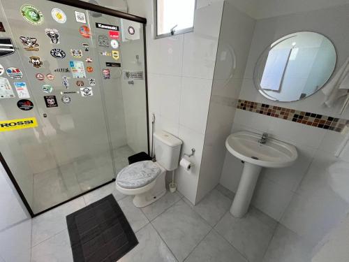 Un baño con ducha, inodoro y lavabo. en Suíte Privativa em Adrianópolis, en Manaus
