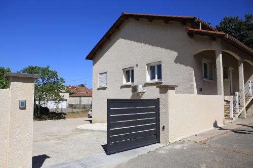 Superbe appartement T2 في َروسيلون-أون-إيزير: منزل به باب مرآب في مقدمته
