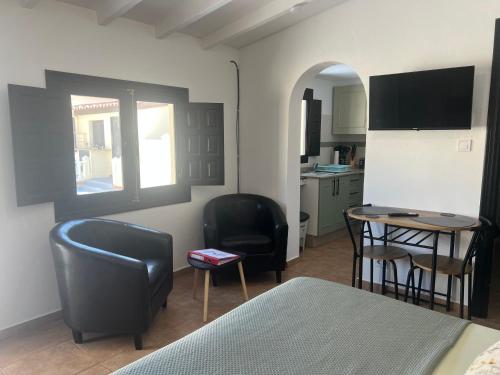 Μια τηλεόραση ή/και κέντρο ψυχαγωγίας στο The Courtyard Studio Apartments