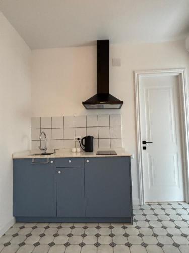a kitchen with a sink and a counter top at Pitna Guest House in K'obulet'i
