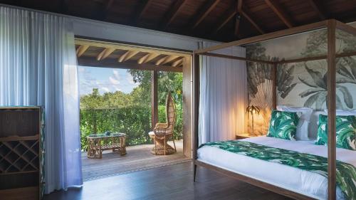 Ένα ή περισσότερα κρεβάτια σε δωμάτιο στο Six-Bedroom Oceanfront Villa with Pool and Piano