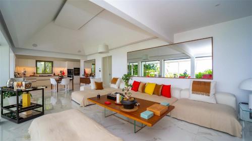 Χώρος καθιστικού στο Six-Bedroom Oceanfront Villa with Pool and Piano
