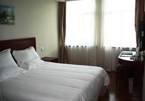 Postel nebo postele na pokoji v ubytování Greentree Inn Nanjing Shanxi Road Cloth City Business Hotel