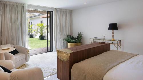 Ένα ή περισσότερα κρεβάτια σε δωμάτιο στο Six-Bedroom Oceanfront Villa with Pool and Piano