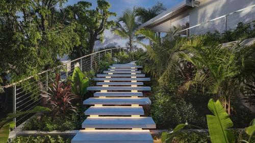 Κήπος έξω από το Six-Bedroom Oceanfront Villa with Pool and Piano