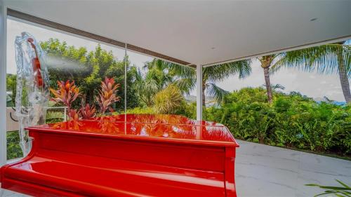 Κήπος έξω από το Six-Bedroom Oceanfront Villa with Pool and Piano