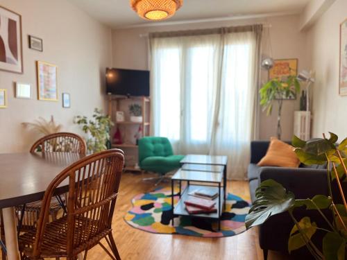 un salon avec une table et un canapé dans l'établissement L'escapade Kerangal, à Rennes