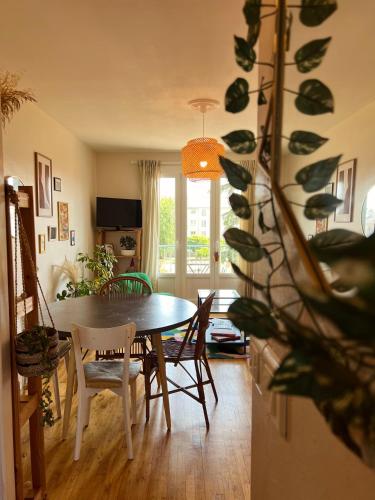 une salle à manger avec une table et des chaises dans l'établissement L'escapade Kerangal, à Rennes