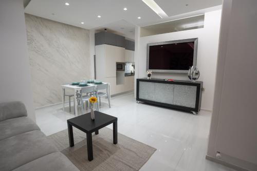 un soggiorno con un divano e una TV di Dimora Santi e Marinai a Bari