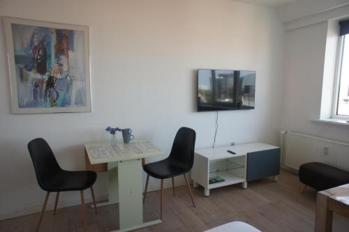a room with a table and two chairs and a desk at Tordenskjoldsgade 1 3 sal balkon 2 id 174 in Esbjerg