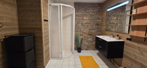 a bathroom with a shower and a sink at Fjellheimens Svanebu in Tyinkrysset