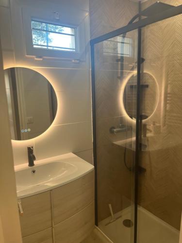 une salle de bain avec douche et lavabo dans l'établissement Villa club à proximité des calanques, à Bandol