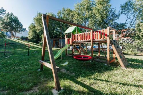 Herní místnost nebo prostor pro děti v ubytování INLE Homestay