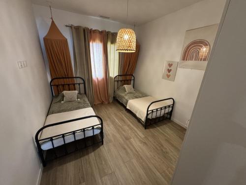 Un pat sau paturi într-o cameră la Villa avec Piscine sans vis à vis Proche de la mer