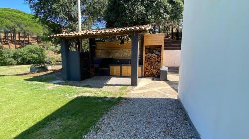 Un jardín fuera de Tenute Lomasi - Villa vicino Cefalù con piscina