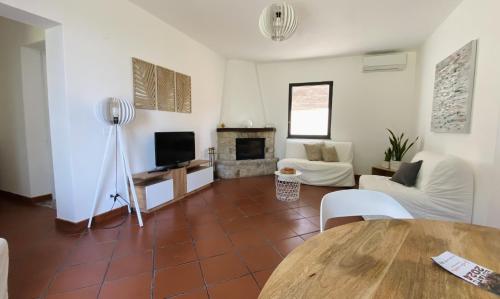 Una televisión o centro de entretenimiento en Tenute Lomasi - Villa vicino Cefalù con piscina