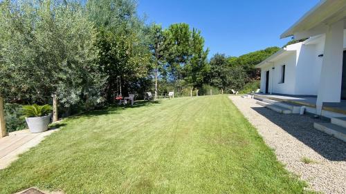 Un jardín fuera de Tenute Lomasi - Villa vicino Cefalù con piscina