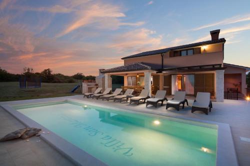 Modern Villa San Martino Heated Pool, Jacuzzi & Privacy
