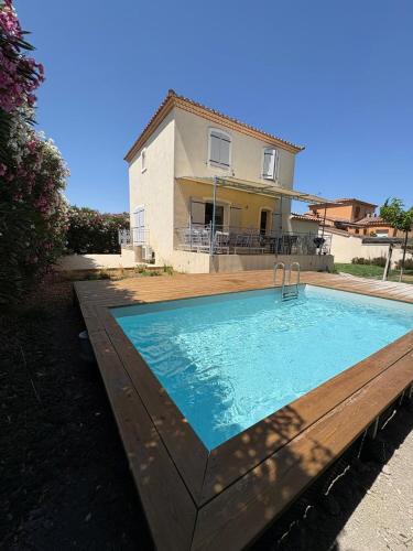 une grande piscine devant une maison dans l'établissement Maison LARLY Arles Swimming pool, à Arles