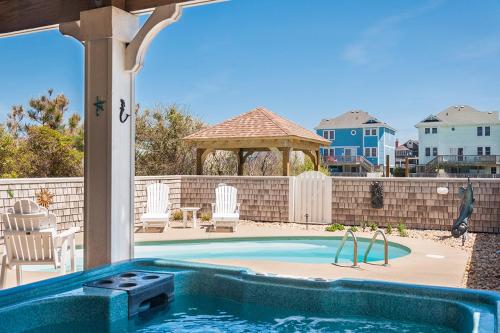 einen Pool mit Pavillon im Hinterhof in der Unterkunft Blue Moon in Nags Head