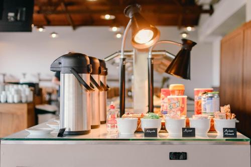 una macchina per il caffè su un bancone con tazze di cibo di Hotel 10 Curitiba a Curitiba