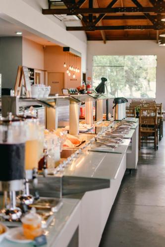 una cucina con un lungo bancone con cibo sopra di Hotel 10 Curitiba a Curitiba