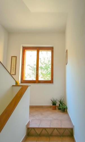 a room with a staircase and a window at Macondo in Abatemarco