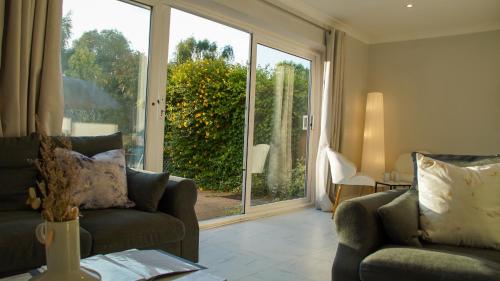 Posezení v ubytování Stunning Beckenham Home w Driveway and Pool table
